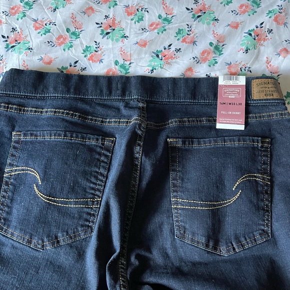 Signature by Levi pull on Jeans sz 16 hi waist - Picture 4 of 5